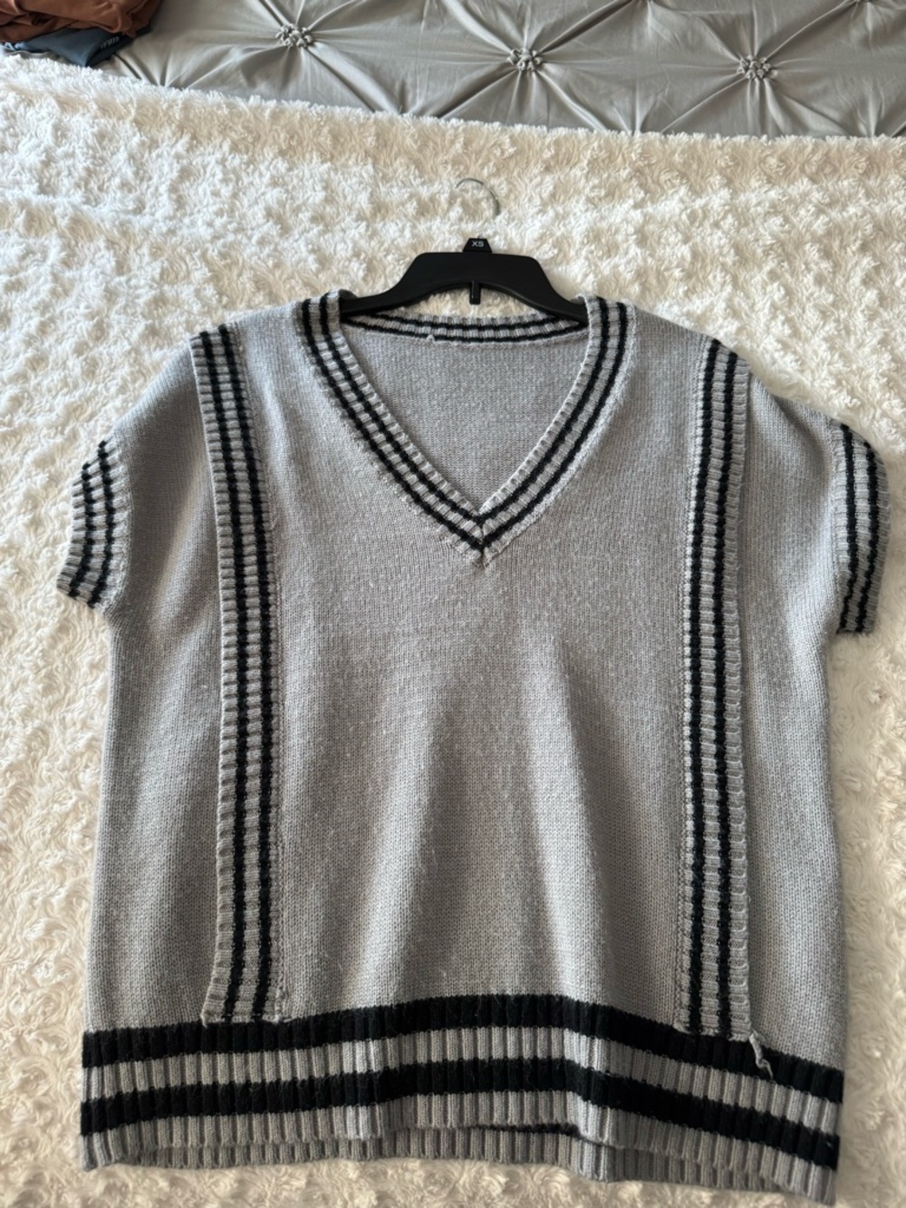V-Neck Short Sleeve Knit Sweater - Light Gray with Black Trim
